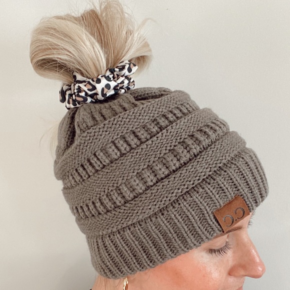 Messy bun CC Beanie - Picture 5 of 5
